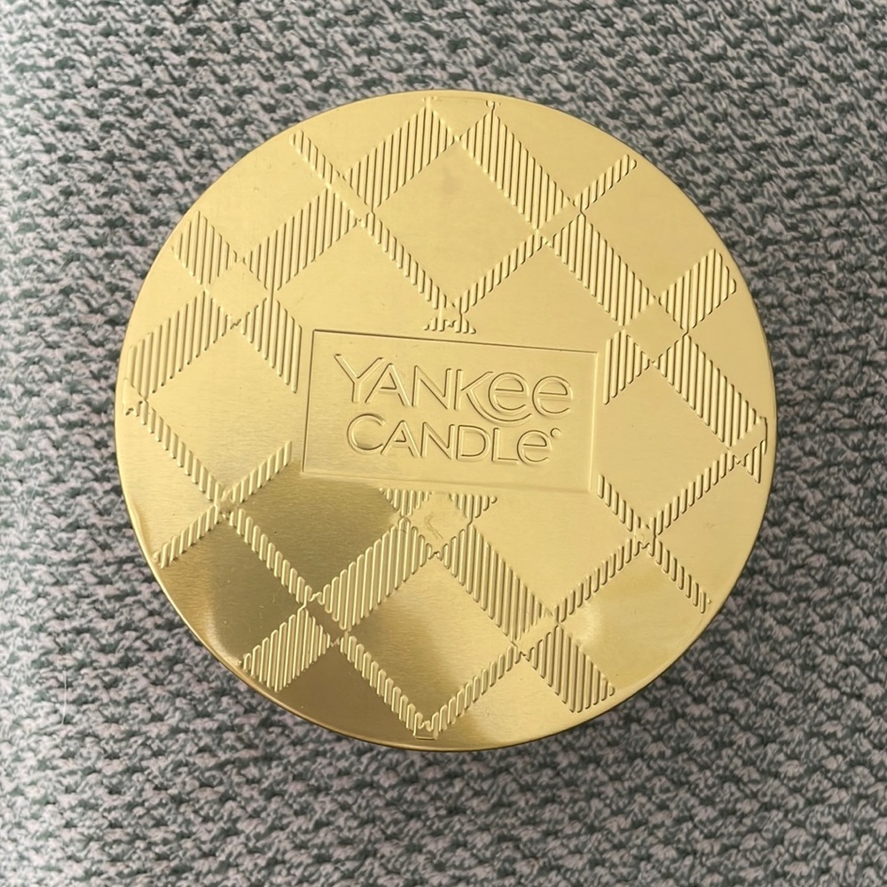 NWOT 18oz Yankee Candle Red Apple Wreath